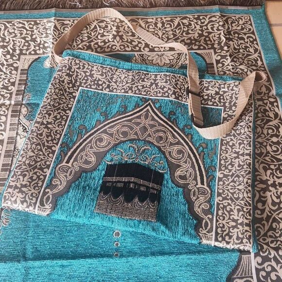 Prayer rug with carrying case - Picture 2 of 4